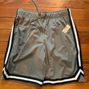 Men’s Aeropostale basketball shorts, gray. Size M. NWT